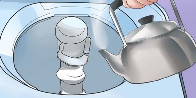Ngâm quần áo với nước nóng để khử mùi