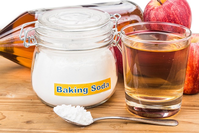 Dùng rượu và baking soda để khử mùi