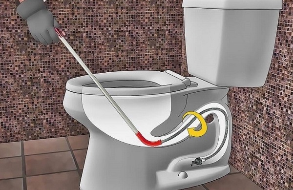 D&ugrave;ng l&ograve; xo để th&ocirc;ng bồn cầu bị tắc