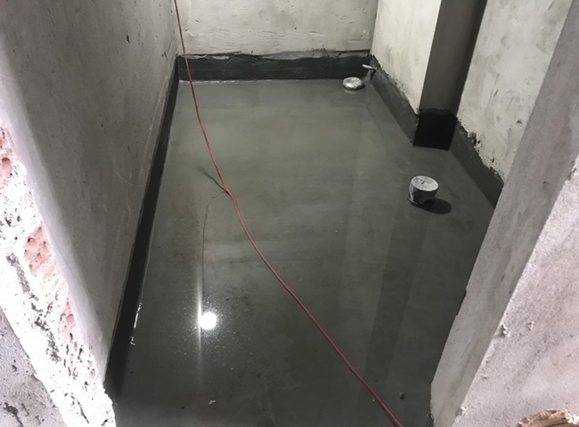 Nên trát lại tường hoặc dùng màng chống thấm nhà vệ sinh
