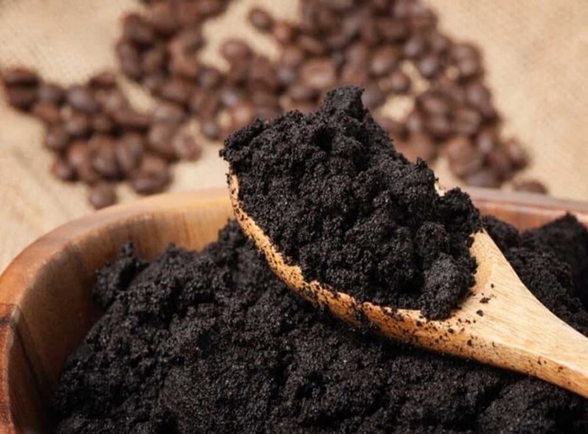 Xử l&yacute; bồn cầu bị h&ocirc;i bằng b&atilde; cafe, tr&agrave;