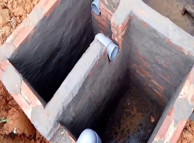 Kiểm tra hầm cầu bị đầy bằng que đo độ cao