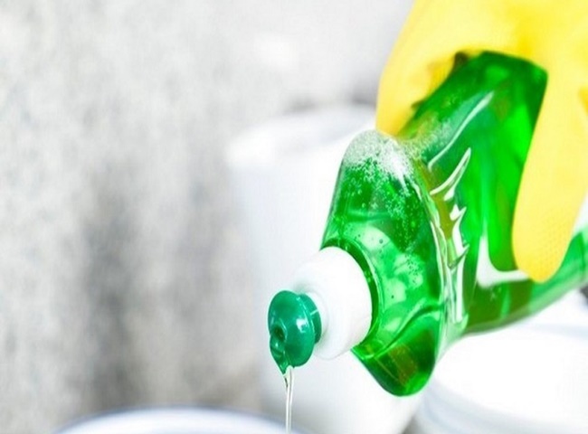 Thông tắc bồn cầu bằng nước rửa chén hiệu quả