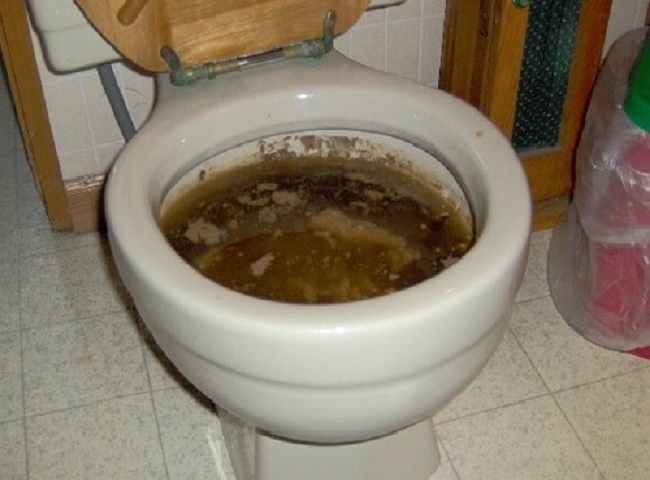 Hầm cầu đầy gây tắc nghẽn nặng