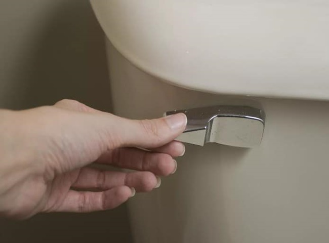 Cách sửa bồn cầu bị rò rỉ nước ở tay cầm