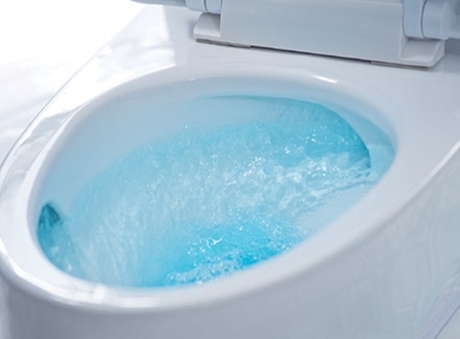 Hệ thống xả nước đường cống bồn cầu quá yếu cũng gây nghẹt bồn cầu