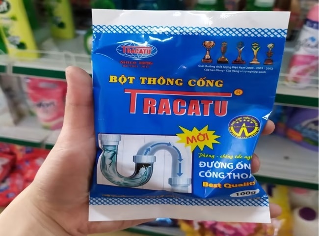 Bột thông cống tracatu có phản ứng rất mạnh với thức ăn