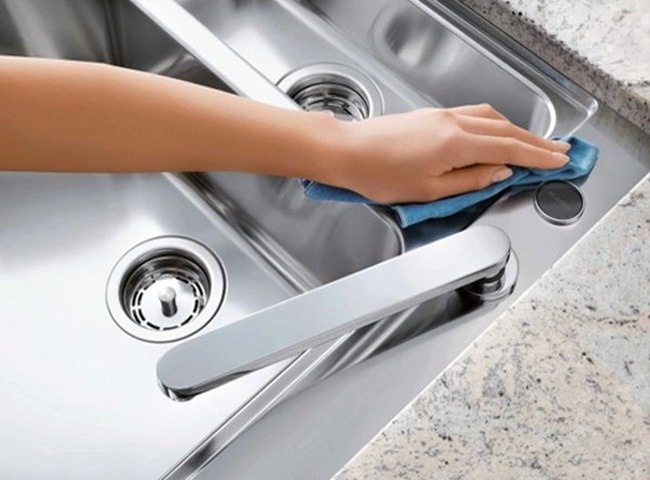 L&agrave;m sạch inox bằng nước v&agrave; vải mềm