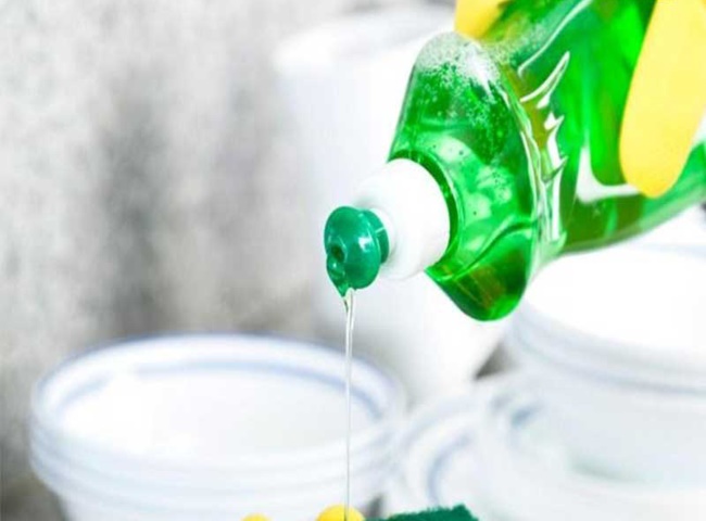 Vệ sinh inox bằng nước rửa chén kết hợp với dầu em bé