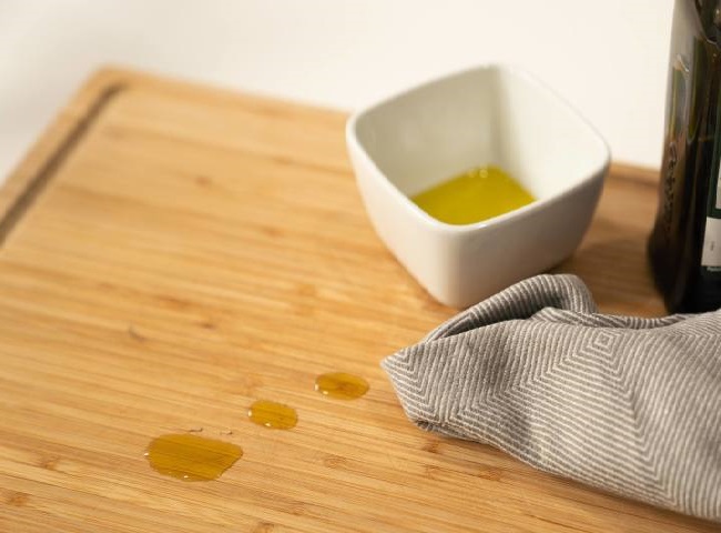 Sử dụng dầu hỏa để tẩy vết nước trà