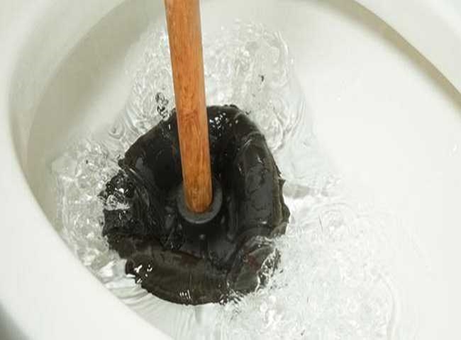 Thông bồn cầu bằng pittong tại nhà nhanh chóng