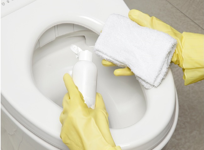 Xử l&yacute; m&ugrave;i h&ocirc;i bồn cầu bằng c&aacute;ch vệ sinh thường xuy&ecirc;n