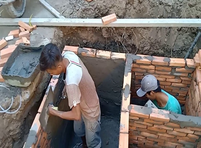 Thợ xây dựng hầm cầu tự hoại có tay nghề cao