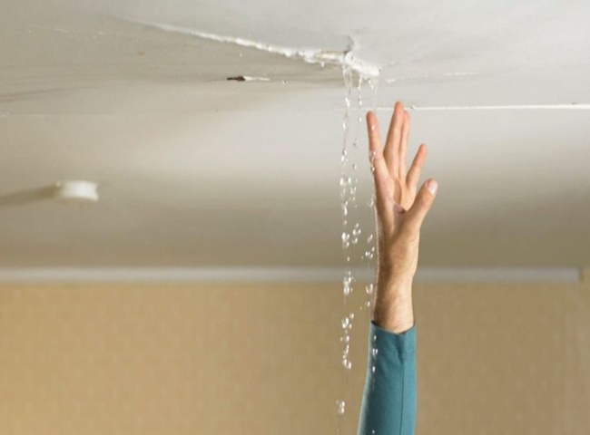 Dột trần nhà sẽ làm mất mỹ quan và giảm tuổi thọ của tường nhà bạn
