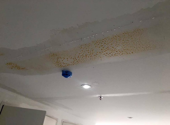 Nguyên nhân trần nhà bị thấm nước do thấm từ sàn nhà phía trên