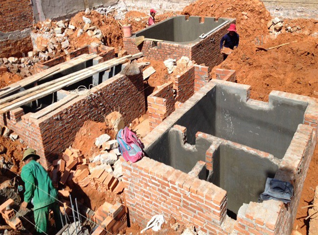 Tr&aacute;nh đặt vị tr&iacute; hầm cầu bao tr&ugrave;m to&agrave;n bộ ng&ocirc;i nh&agrave;