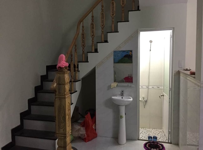 Bố tr&iacute; bể phốt dưới gầm cầu thang