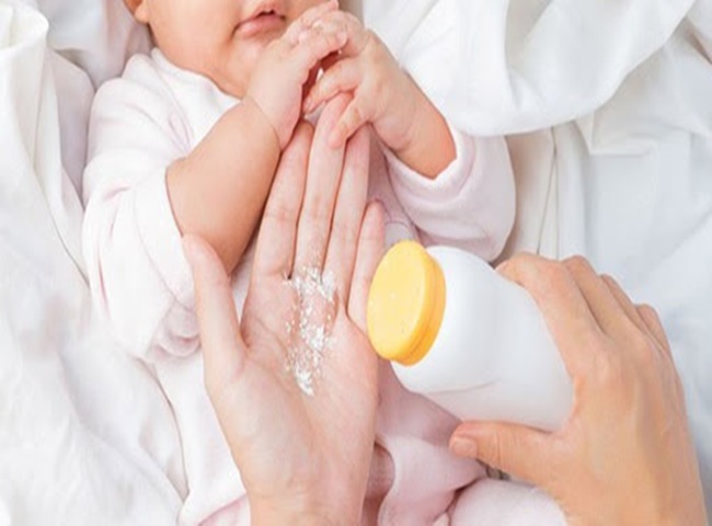 Sử dụng phấn rôm trẻ em để khử mùi hôi nước tiểu trong phòng