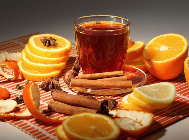 C&aacute;ch khử m&ugrave;i h&ocirc;i thối trong nh&agrave; bằng cam tươi cắt l&aacute;t v&agrave; thanh quế đun s&ocirc;i