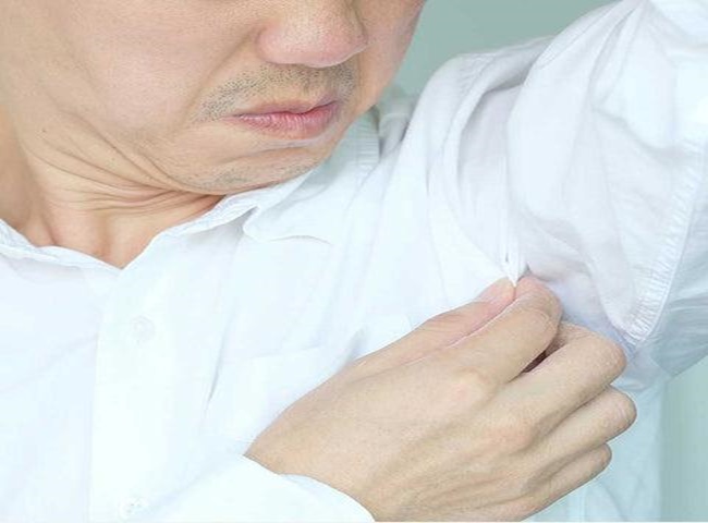 C&aacute;c nguy&ecirc;n nh&acirc;n phổ biến khiến cho quần &aacute;o lu&ocirc;n c&oacute; m&ugrave;i h&ocirc;i