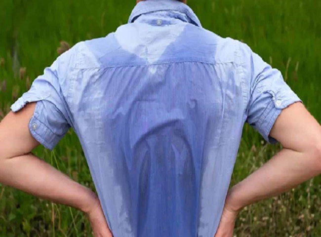 Tại sao phải khử m&ugrave;i mồ h&ocirc;i tr&ecirc;n quần &aacute;o thường xuy&ecirc;n?