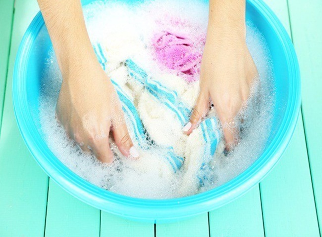 Ng&acirc;m quần &aacute;o trước khi giặt để tr&aacute;nh quần &aacute;o c&oacute; m&ugrave;i mồ h&ocirc;i