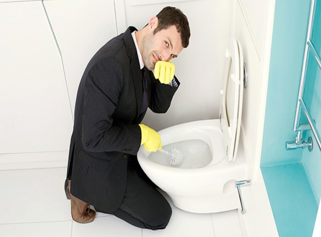 Xử l&yacute; m&ugrave;i h&ocirc;i bồn cầu bằng c&aacute;ch vệ sinh thường xuy&ecirc;n