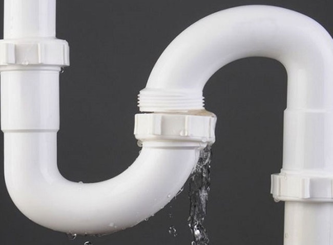 Đường ống dẫn gặp sự cố cũng là nguyên nhân nghẹt bồn cầu