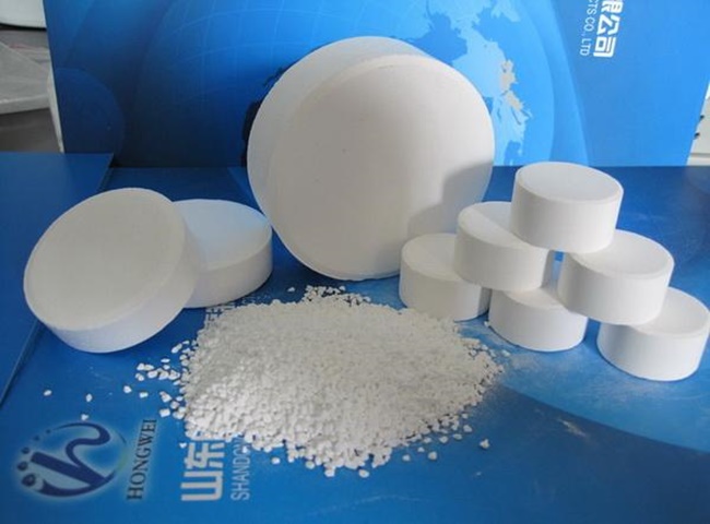 Dùng shock Chlorine để xử lý rêu trong bể nước