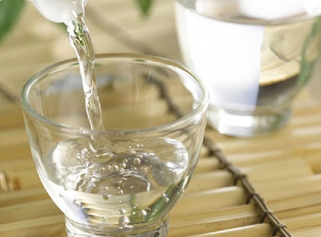 Cách xử lý nhà vệ sinh có mùi hôi bằng rượu mạnh