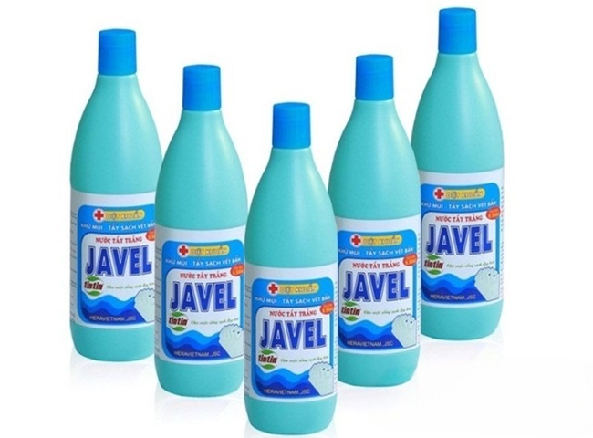 Xử lý bồn cầu bị tắc tại nhà bằng nước tẩy