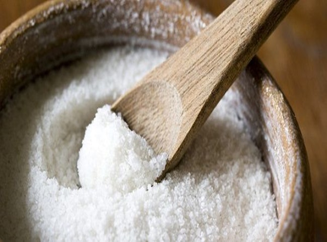 Tẩy vết nước trà bằng muối ăn