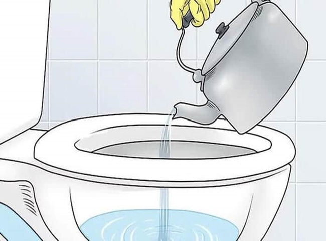 Cách tự thông tắc bồn cầu bằng nước sôi