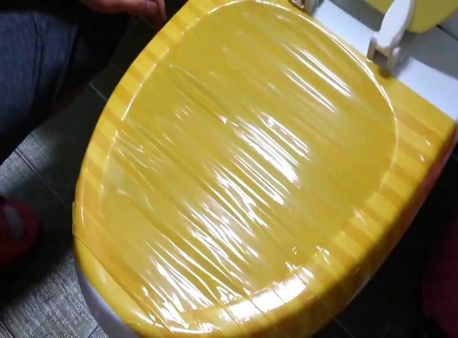 Sử dụng băng dính để thông nghẹt bồn cầu