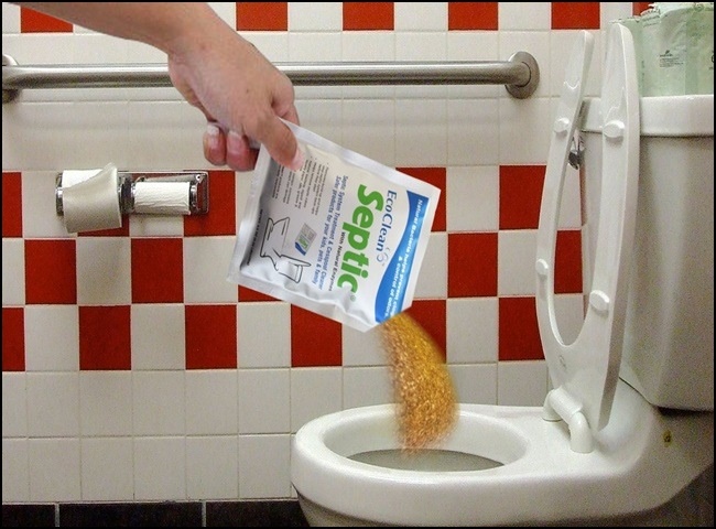 Thông bồn cầu bị nghẹt bằng men vi sinh