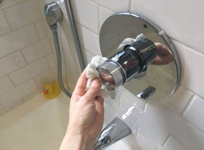 L&agrave;m sạch khu vực v&ograve;i hoa sen v&agrave; bồn tắm